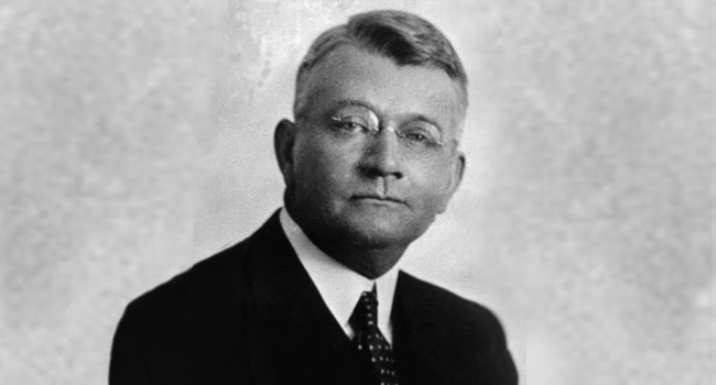 Ralph Nelson Elliott dersindeki orijinal siyah beyaz portre.