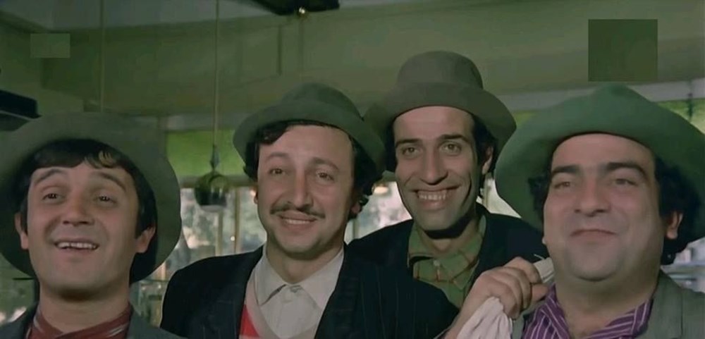Uyumsuzluklar dersindeki mizahi film karesi: yan yana duran dört kişi.